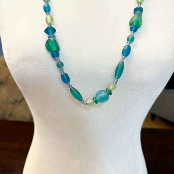 Beautiful Frosted Sea Glass Shell Clasp Necklace Beaded Statement Chunky Signed - Picture 3 of 13